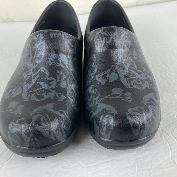 Crocs Women Sz 7 Professional Dual Comfort Slip Resistant Graphic Clogs Shoes - Picture 5 of 10